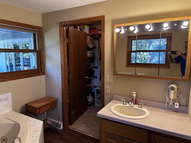 9873 E ANTON ROAD, Clintonville, WI 54929