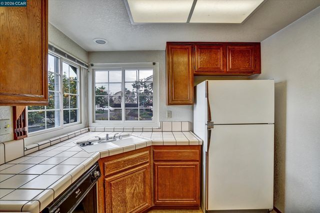 1286 Clarke Ln, Alameda, CA 94502