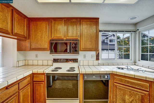 1286 Clarke Ln, Alameda, CA 94502