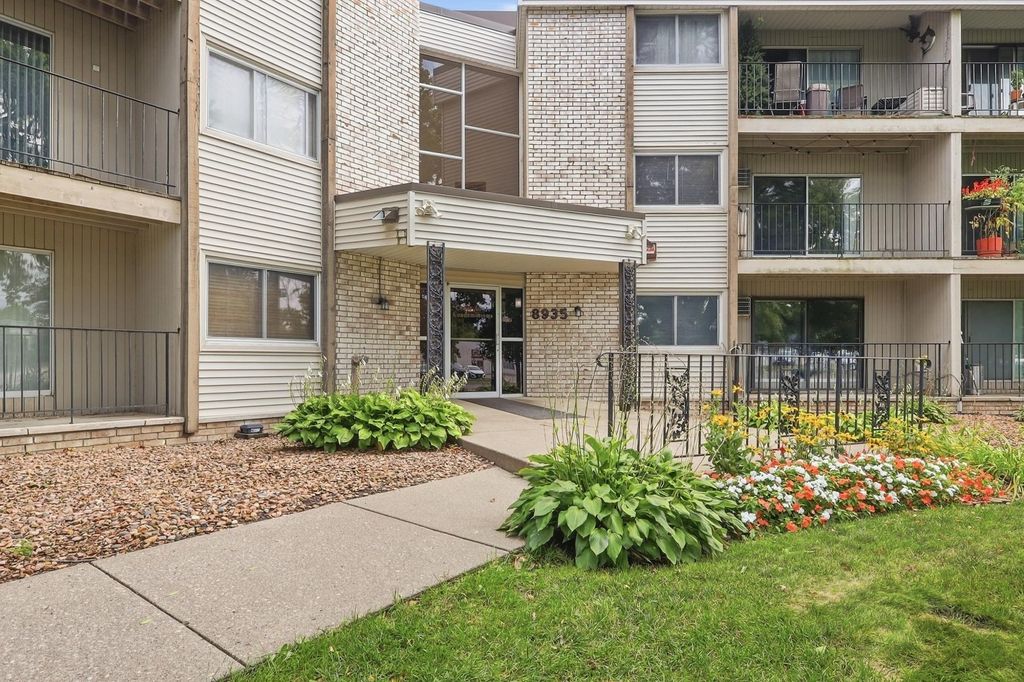 8935 Old Cedar Avenue S 214, Bloomington, MN 55425