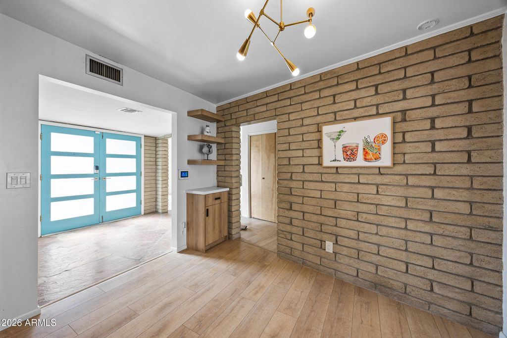 Image 10 of property listing at 2306 N 55TH Street, Phoenix, AZ 85008