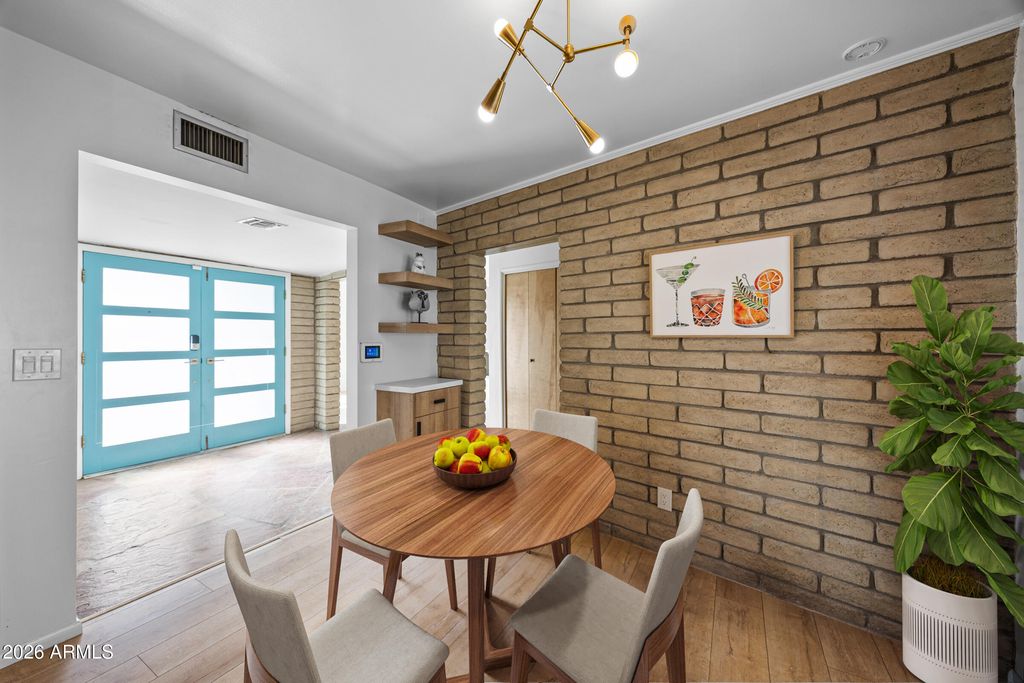 Image 11 of property listing at 2306 N 55TH Street, Phoenix, AZ 85008