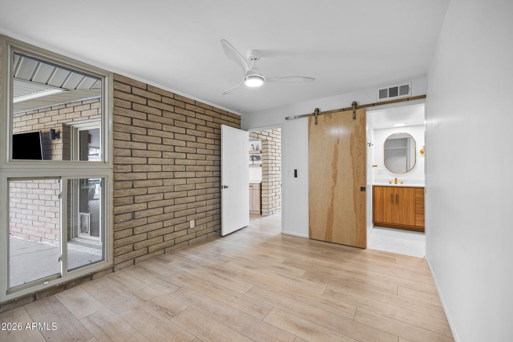 Image 16 of property listing at 2306 N 55TH Street, Phoenix, AZ 85008