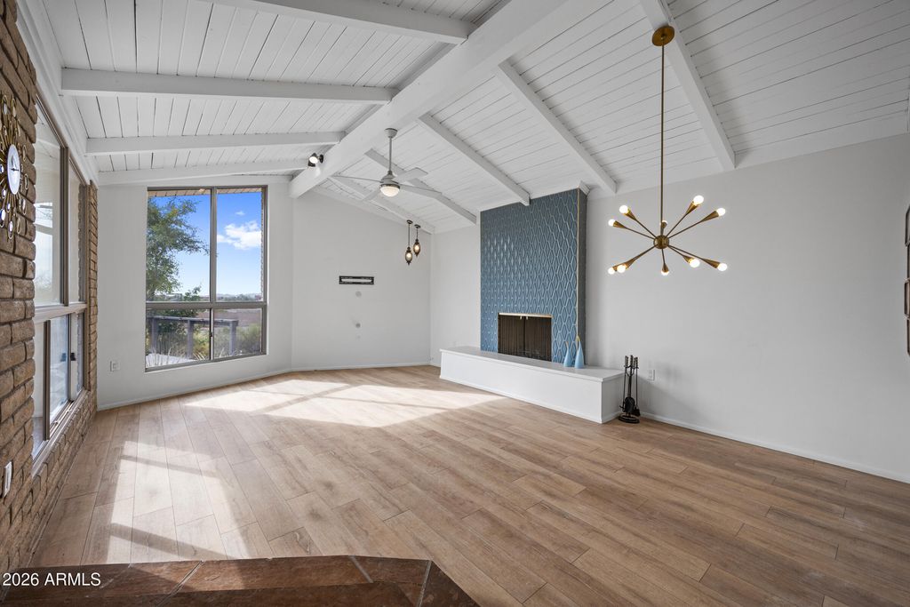 Image 5 of property listing at 2306 N 55TH Street, Phoenix, AZ 85008