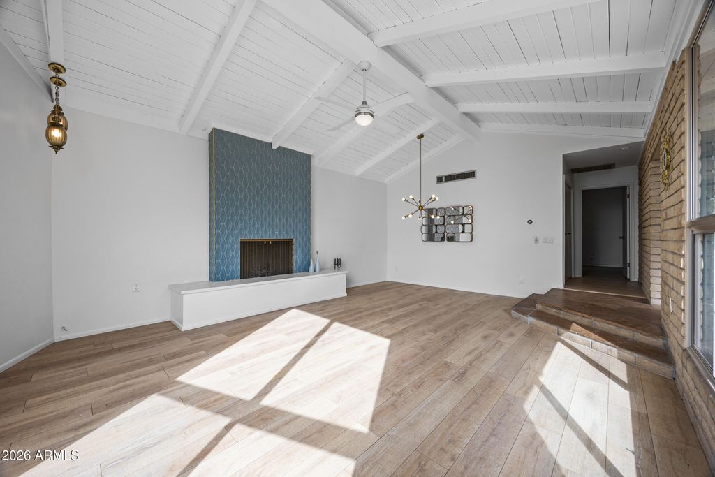 Image 9 of property listing at 2306 N 55TH Street, Phoenix, AZ 85008