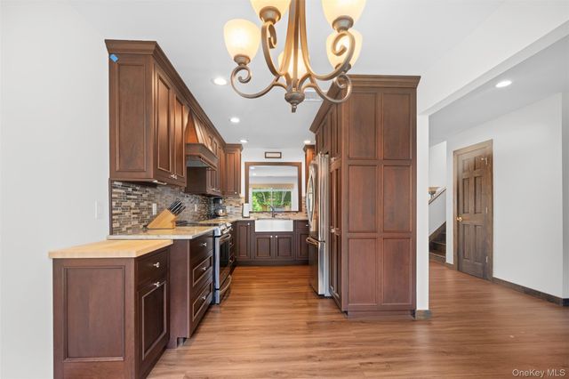 4 Hidden Pines Way 4, Bohemia, NY 11716