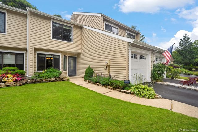4 Hidden Pines Way 4, Bohemia, NY 11716
