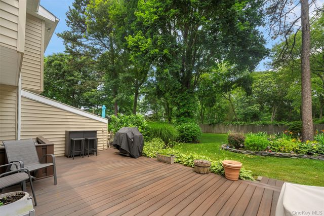 4 Hidden Pines Way 4, Bohemia, NY 11716