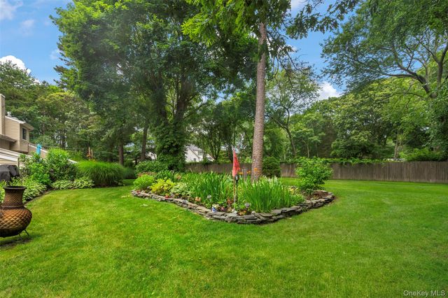 4 Hidden Pines Way 4, Bohemia, NY 11716