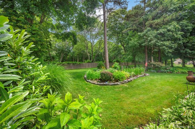 4 Hidden Pines Way 4, Bohemia, NY 11716