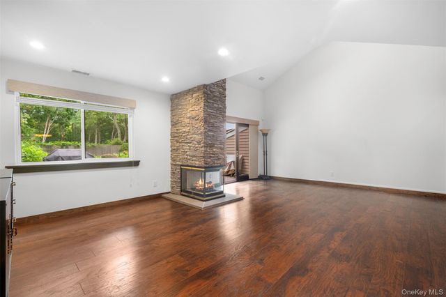 4 Hidden Pines Way 4, Bohemia, NY 11716