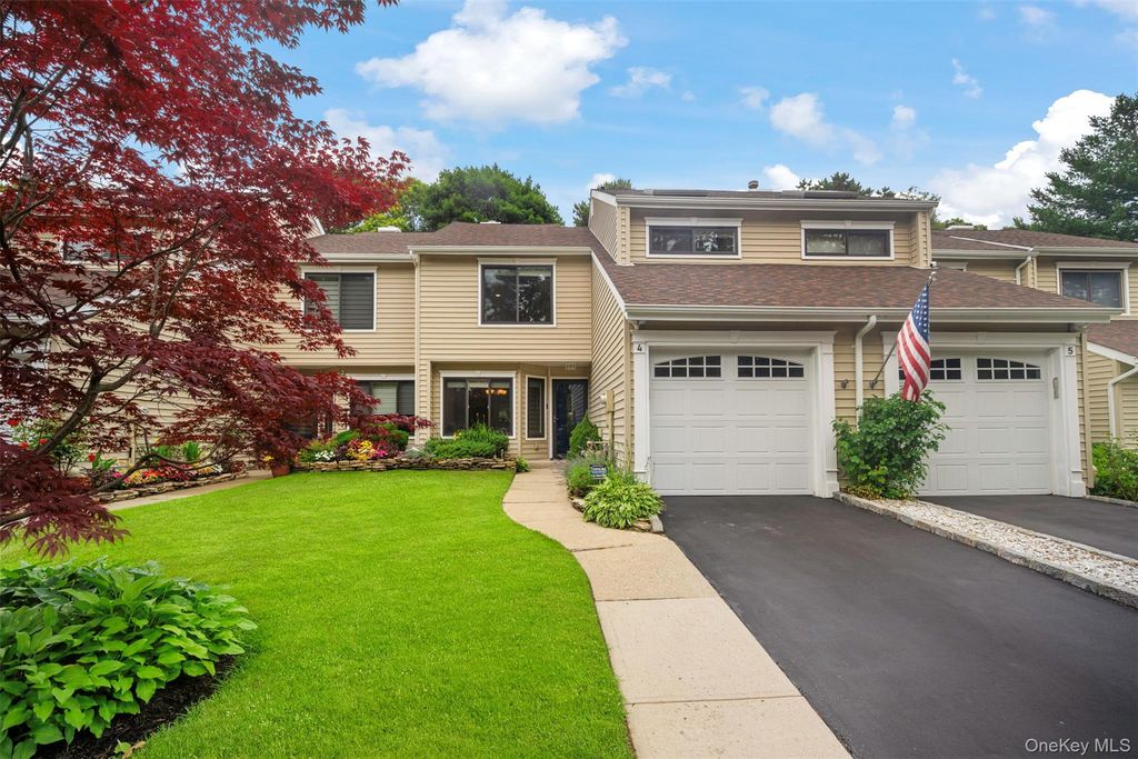 4 Hidden Pines Way 4, Bohemia, NY 11716