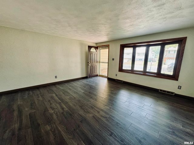 7510 N MIRAMAR Drive, Peoria, IL 61614