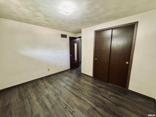 7510 N MIRAMAR Drive, Peoria, IL 61614