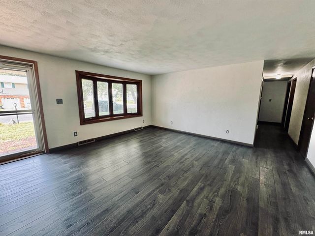 7510 N MIRAMAR Drive, Peoria, IL 61614