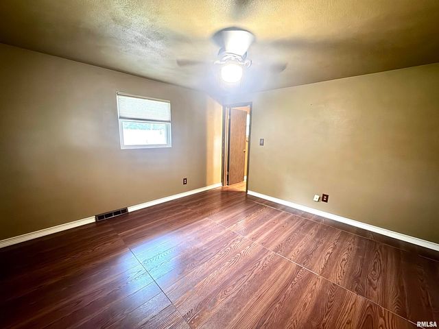 7510 N MIRAMAR Drive, Peoria, IL 61614