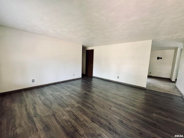 7510 N MIRAMAR Drive, Peoria, IL 61614