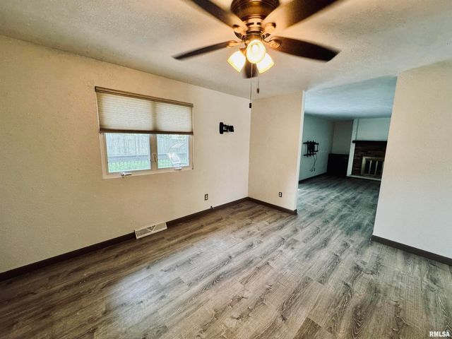 7510 N MIRAMAR Drive, Peoria, IL 61614