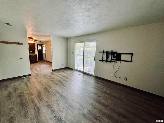 7510 N MIRAMAR Drive, Peoria, IL 61614