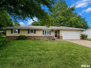 7510 N MIRAMAR Drive, Peoria, IL 61614