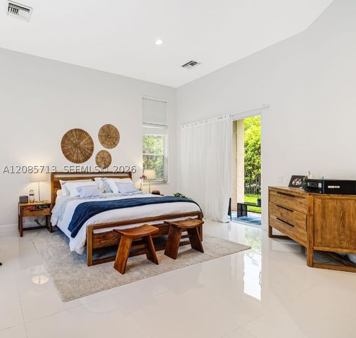 1604 Victoria Pointe Ln, Weston, FL 33327