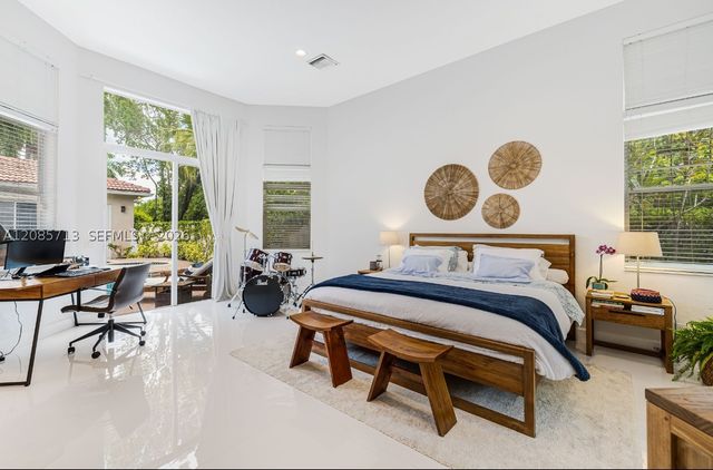 1604 Victoria Pointe Ln, Weston, FL 33327