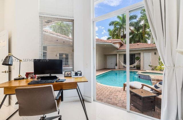 1604 Victoria Pointe Ln, Weston, FL 33327