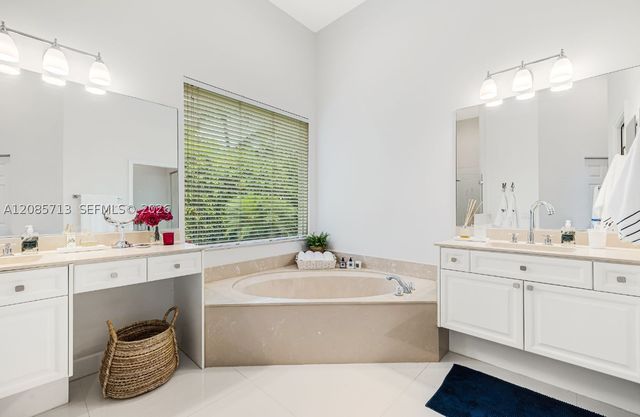 1604 Victoria Pointe Ln, Weston, FL 33327
