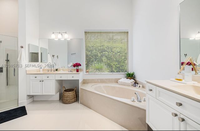 1604 Victoria Pointe Ln, Weston, FL 33327