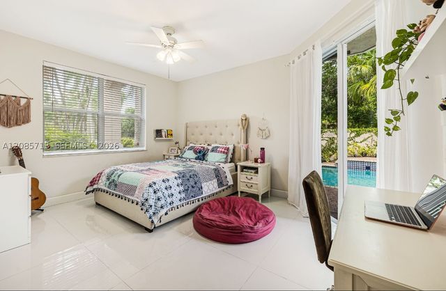 1604 Victoria Pointe Ln, Weston, FL 33327