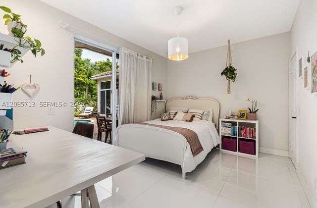 1604 Victoria Pointe Ln, Weston, FL 33327