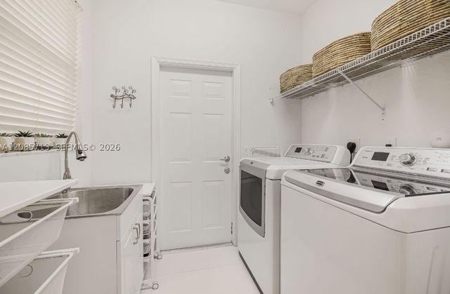 1604 Victoria Pointe Ln, Weston, FL 33327