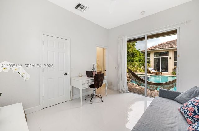 1604 Victoria Pointe Ln, Weston, FL 33327