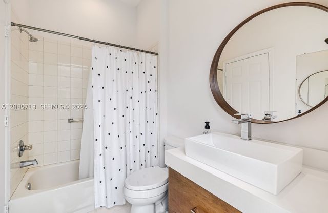 1604 Victoria Pointe Ln, Weston, FL 33327