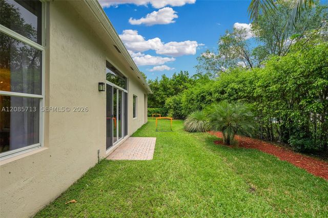 1604 Victoria Pointe Ln, Weston, FL 33327