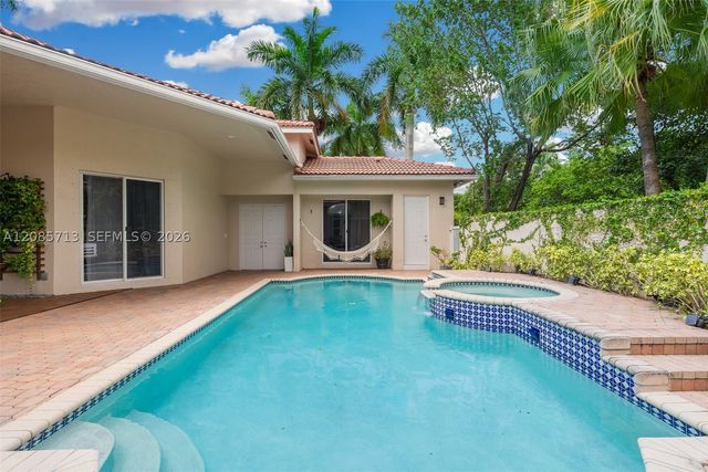 1604 Victoria Pointe Ln, Weston, FL 33327