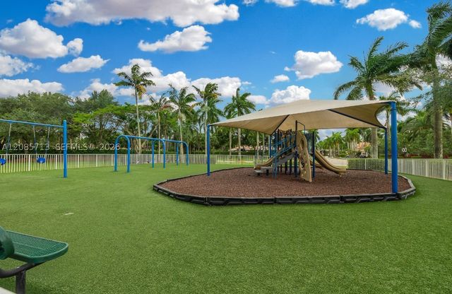 1604 Victoria Pointe Ln, Weston, FL 33327