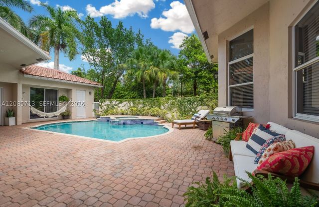 1604 Victoria Pointe Ln, Weston, FL 33327