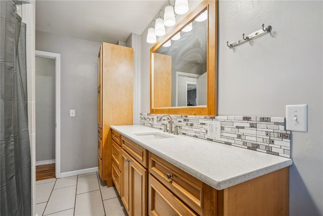 1386 Curtis Bridge Rd NE, Swisher, IA 52338