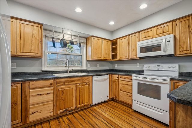 1386 Curtis Bridge Rd NE, Swisher, IA 52338