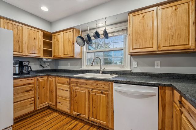 1386 Curtis Bridge Rd NE, Swisher, IA 52338