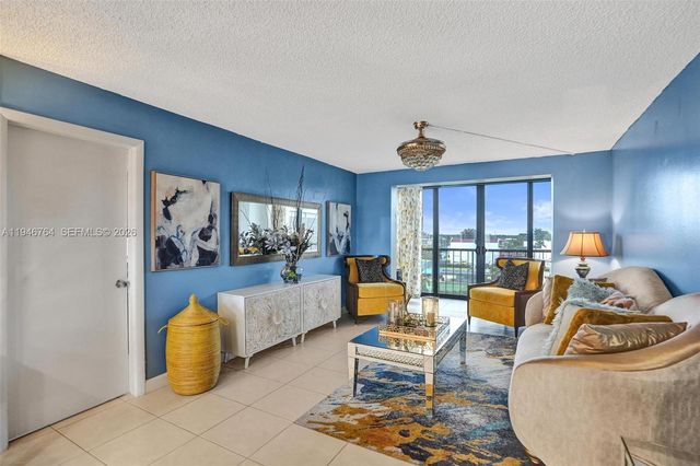 8900 Washington Boulevard PH5, Pembroke Pines, FL 33025
