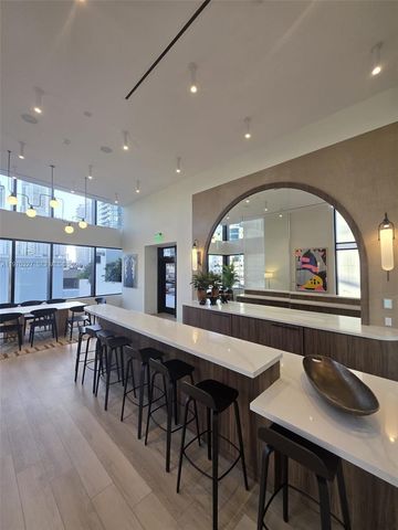 225 N Miami Ave 804, Miami, FL 33128