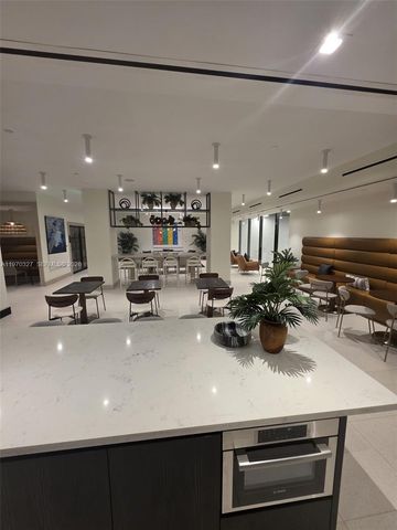 225 N Miami Ave 804, Miami, FL 33128