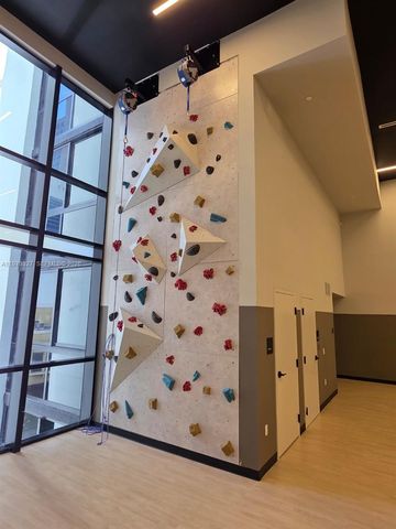 225 N Miami Ave 804, Miami, FL 33128