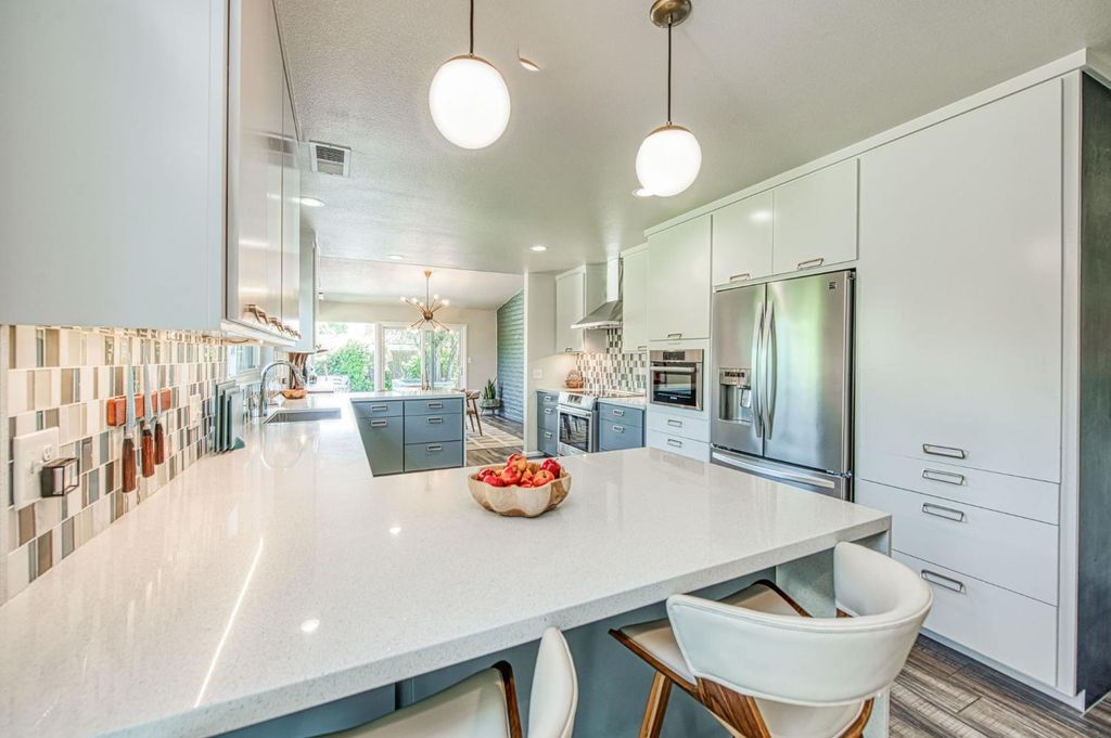 Image 13 of property listing at 1527 W San Ramon Avenue, Fresno, CA 93711