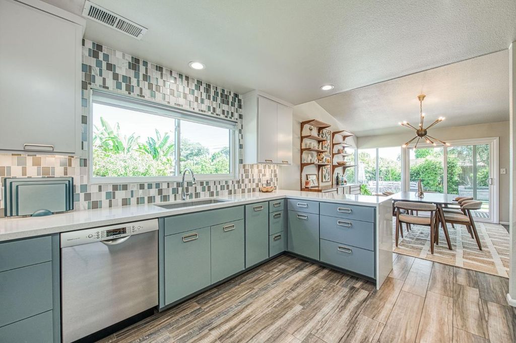 Image 15 of property listing at 1527 W San Ramon Avenue, Fresno, CA 93711