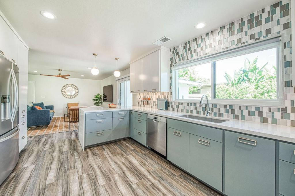 Image 16 of property listing at 1527 W San Ramon Avenue, Fresno, CA 93711