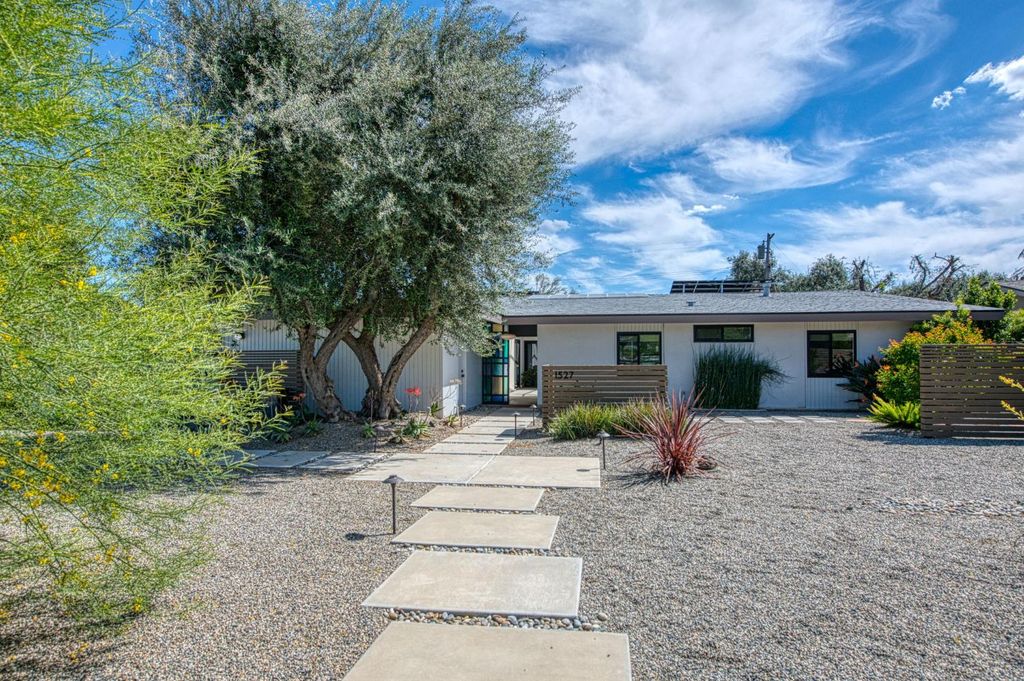 Image 3 of property listing at 1527 W San Ramon Avenue, Fresno, CA 93711