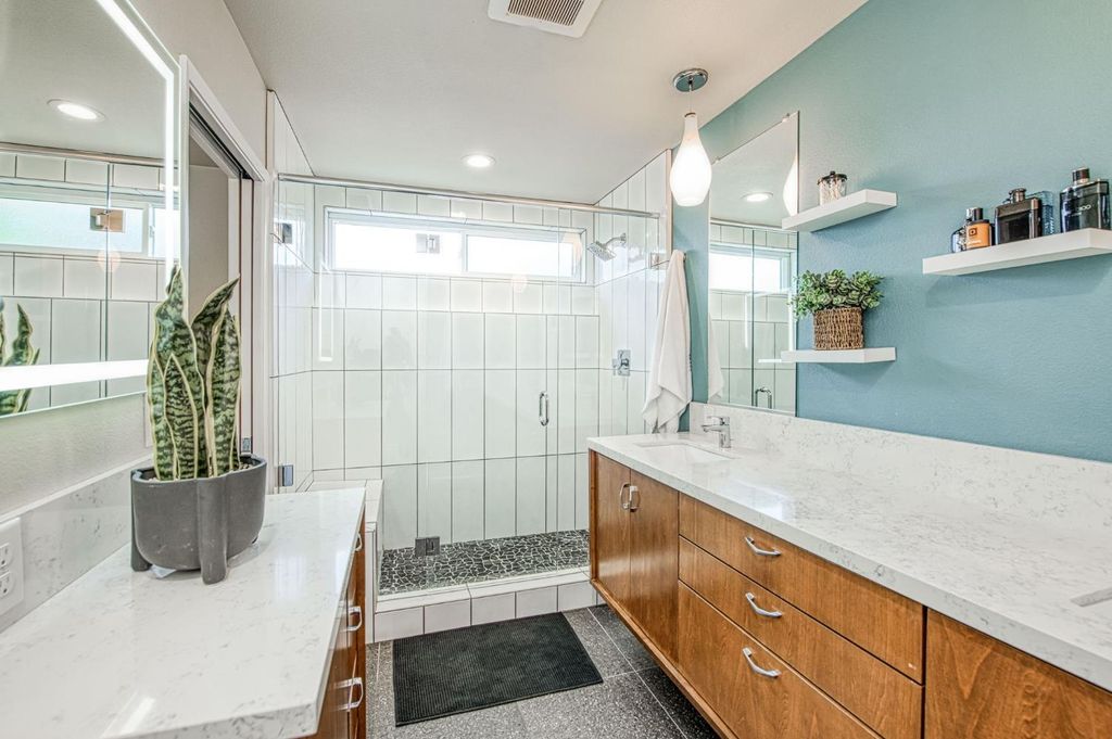 Image 31 of property listing at 1527 W San Ramon Avenue, Fresno, CA 93711